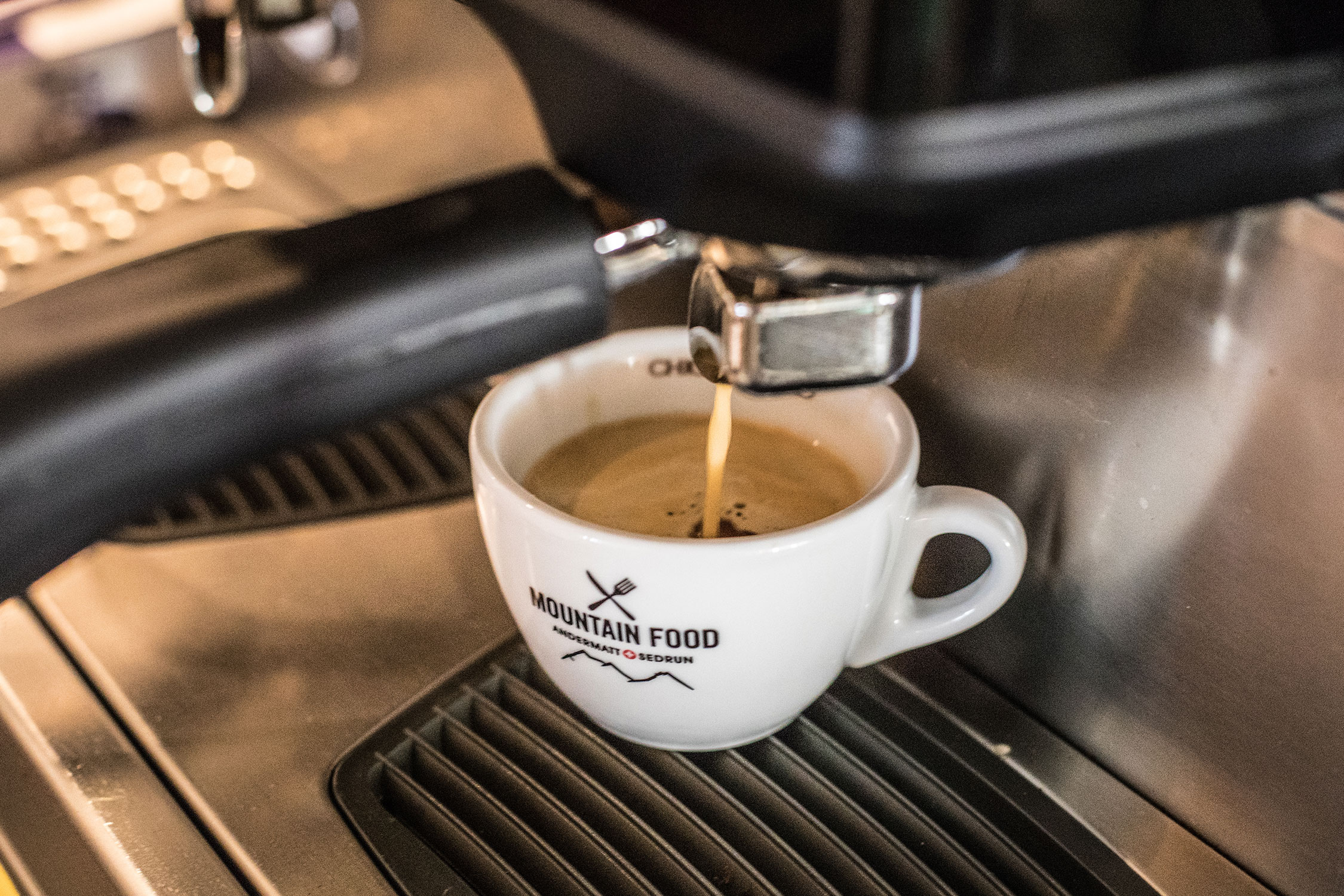 Eine Mountain Food-Tasse wird mit frisch gemahlenem Kaffee gefüllt